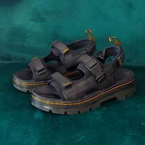 Dr Martens Forster Sandal in Black
